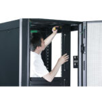 APC EASY RACK 600MM/42U/800MM WITH ROOF SIDE PANEL CASTORS FEET AND 4 BRACKETS NO BOTTOM BLACK RACK AUTONOME NOIR (ER6282) – Image 4