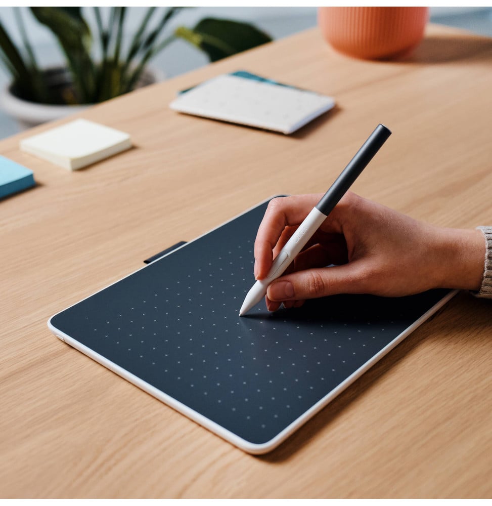 TABLETTE GRAPHIQUE À STYLET WACOM ONE MOYENNE - BLUETOOTH (CTC6110WLW2B)